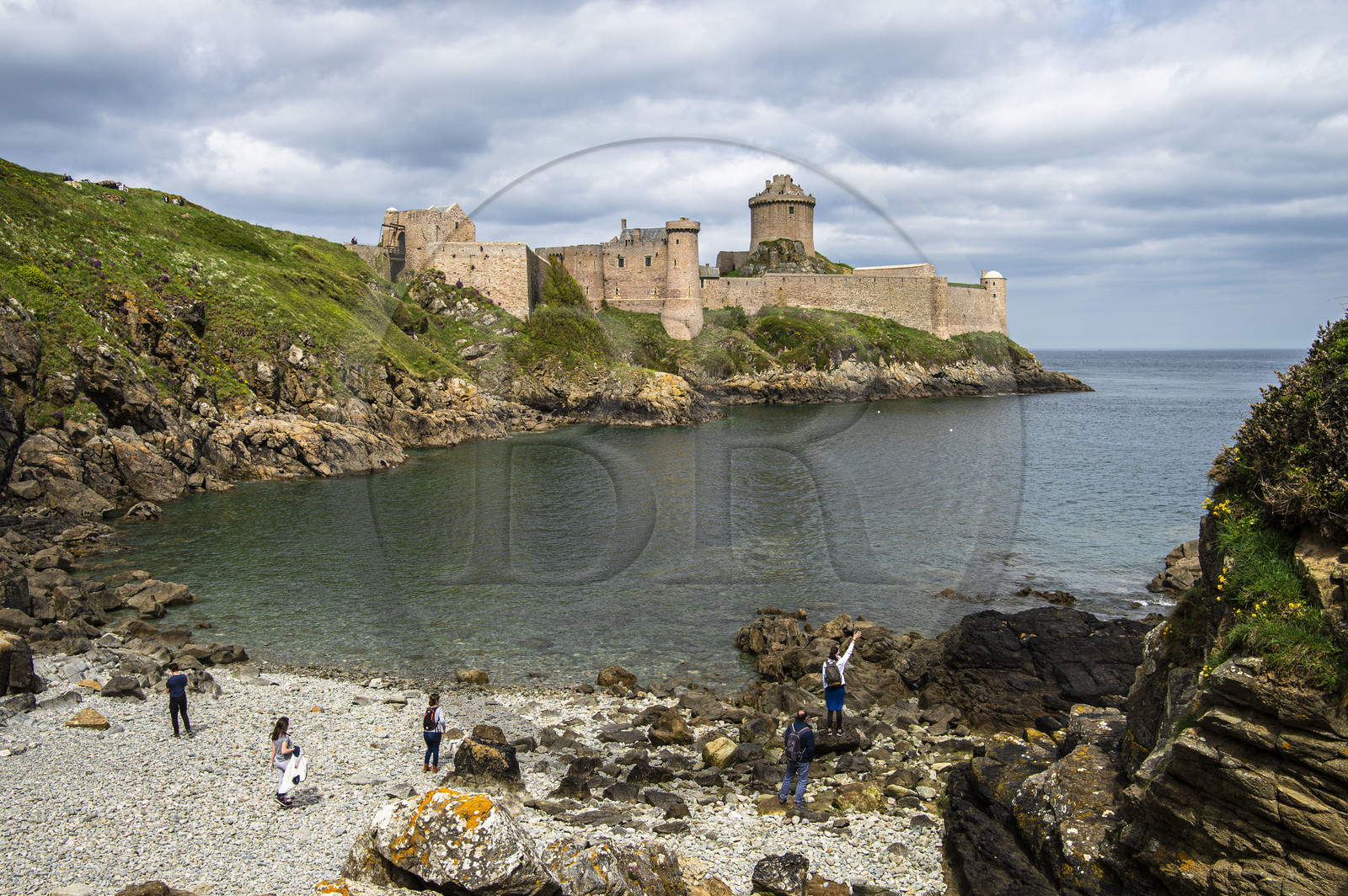 France, Ille-et-Vilaine (35), Côte d'Emeraude, Plévenon, petite crique en contrebas du Fort la Latte à la pointe de la Latte France, Ille-et-Vilaine (35), Côte d'Emeraude, Plévenon, petite crique en contrebas du Fort la Latte à la pointe de la Latte