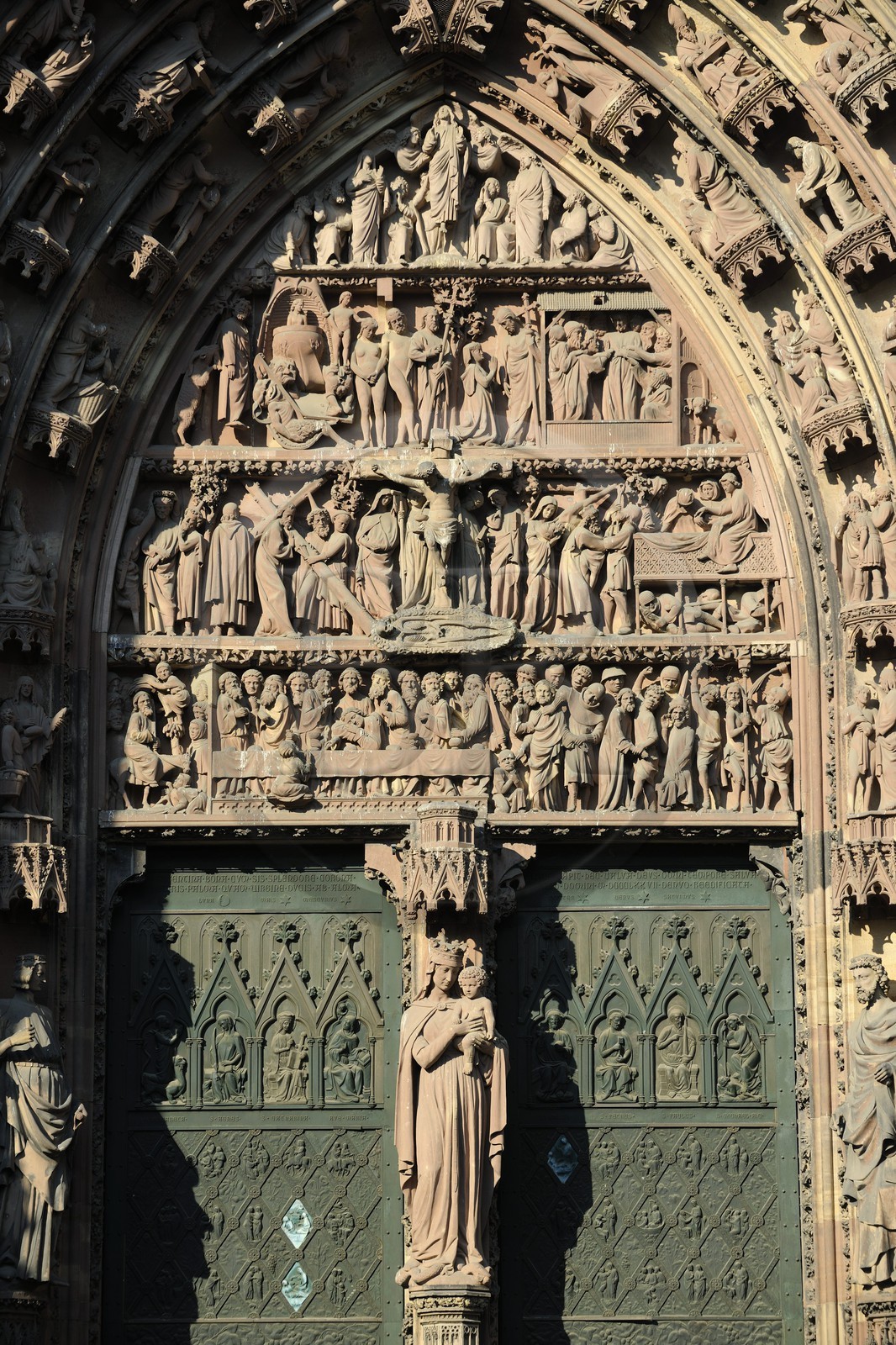 France, Bas-Rhin (67), Strasbourg, la cathédrale Notre-Dame, la façade occidentale, le portail central, sous les pieds du Christ en croix le squelette d’Adam France, Bas-Rhin (67), Strasbourg, la cathédrale Notre-Dame, la façade occidentale, le portail central, sous les pieds du Christ en croix le squelette d’Adam