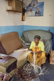France, Ile de Mayotte, Grande-Terre, Sada, femmes mahoraises tressant de la fibre de phoenix (petit palmier) pour réaliser des paniers