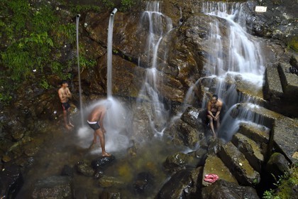 Sri Lanka, province du centre, Dalhousie, cascade sur le chemin des pélerins montant au Pic d'Adam (Adam's Peak)