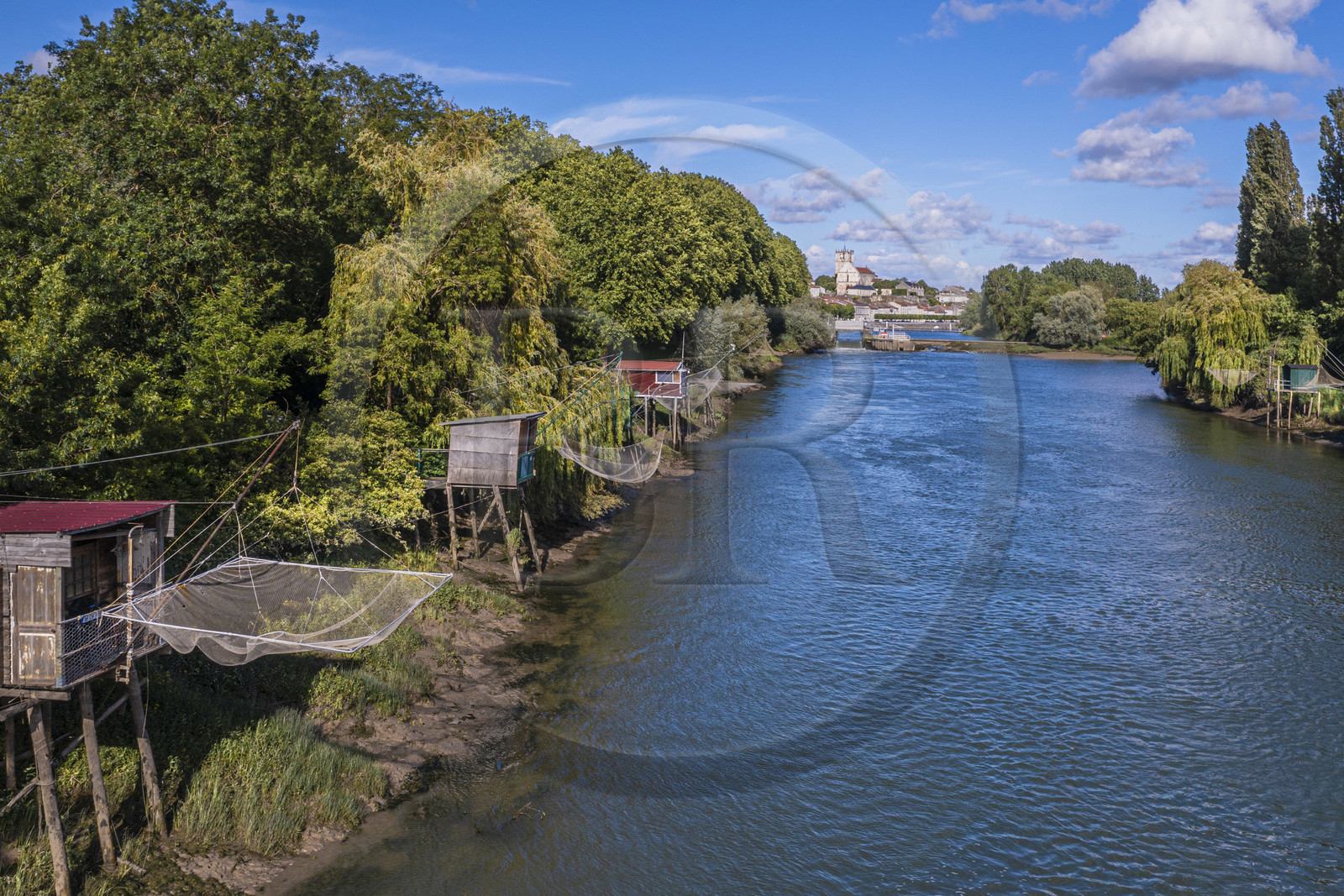France, Charente-Maritime (17), Saintonge, Saint-Savinien, labellisé Villages de pierres et d'eau, carrelets au bord de la Charente et le village en arrière plan (vue aérienne)