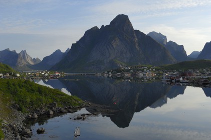 Norvège, Nordland, Iles Lofoten, Ile de Moskenes, le Kjerkefjorden à Reine