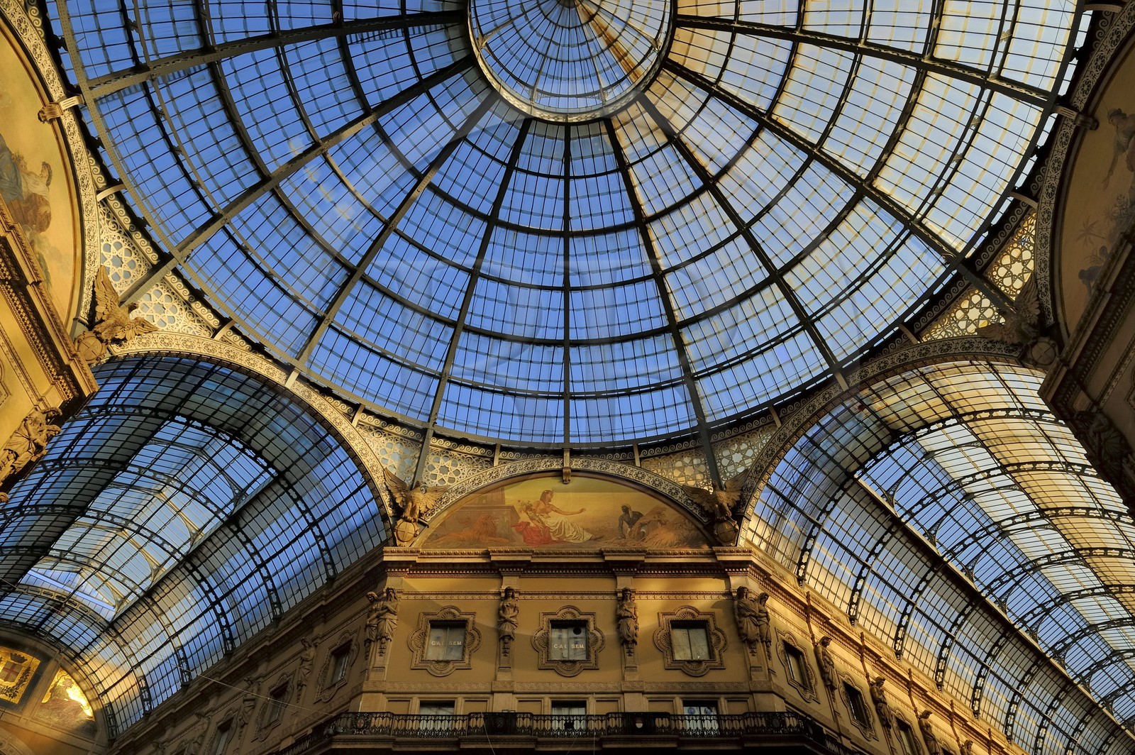 Italie, Lombardie, Milan, la galerie Vittorio Emanuele II, galerie commerçante construite au XIXe siècle par Giuseppe Mengoni, la verrière