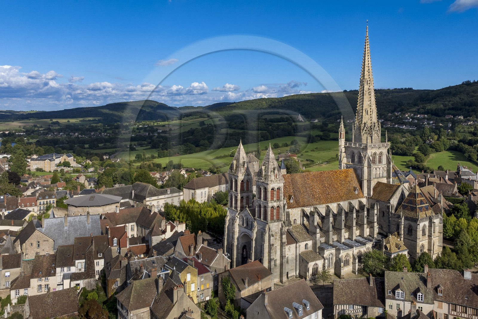 France, Saône-et-Loire (71), Autun, la cathédrale Saint-Lazare (vue aérienne)