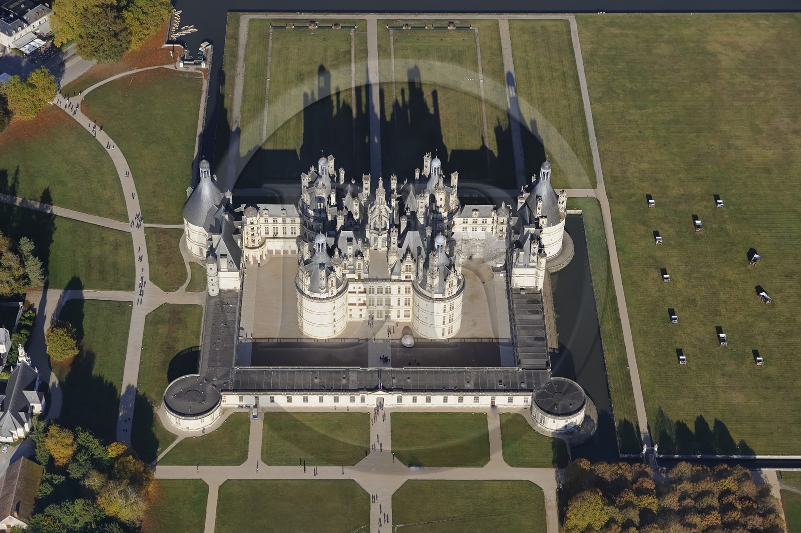 France, Loir et Cher (41), Vallée de la Loire classée Patrimoine Mondial de l' UNESCO, château de Chambord, façade Est (vue aérienne)