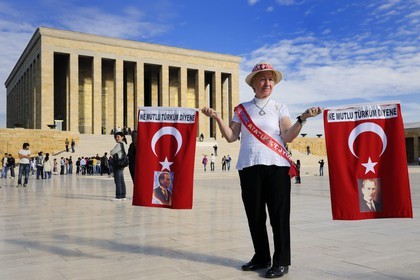 Turkey, Central Anatolia, Ankara, Ataturk supporter in front of the Ataturk Mausoleum