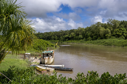 France, Guyane, Iracoubo, bateau faisant du transport de marchandises sur le fleuve Iracoubo
