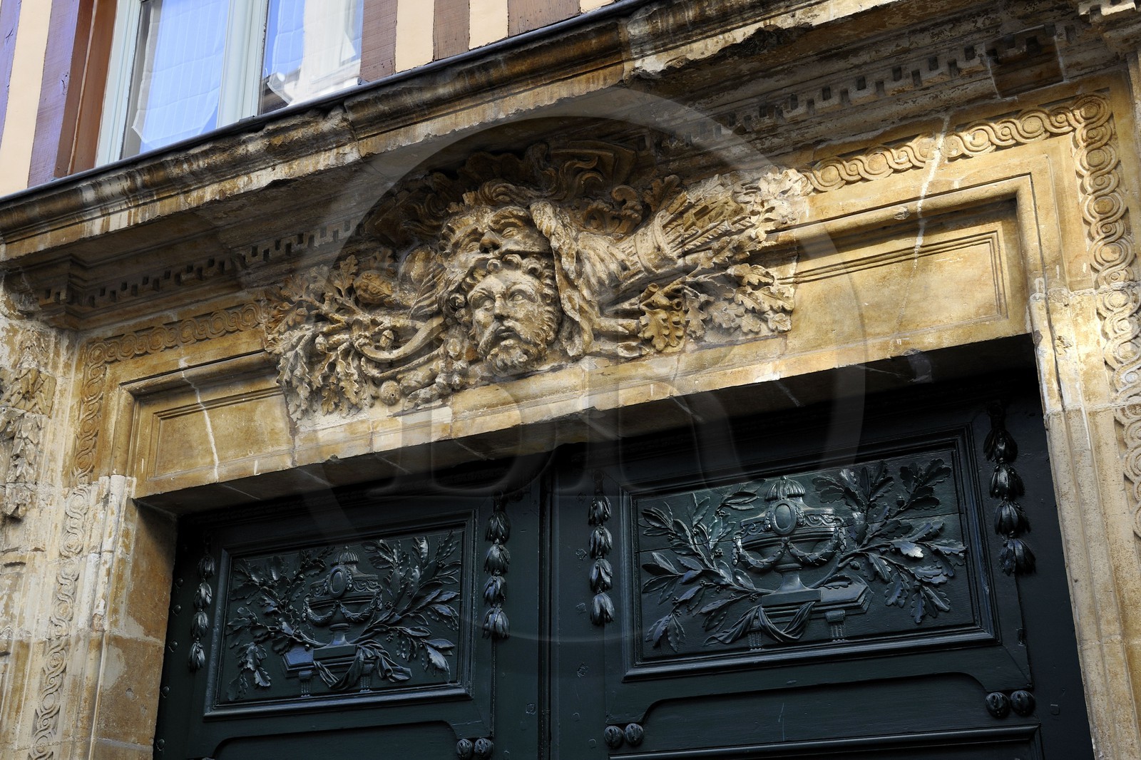 France, Seine-Maritime (76), Rouen, sculpture sur le linteau du n°30 rue Damiette
