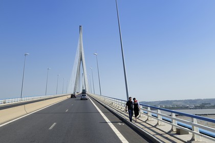 France, entre Calvados (14) et Seine-Maritime (76), le Pont de Normandie enjambe la Seine pour relier les villes de Honfleur et du Havre