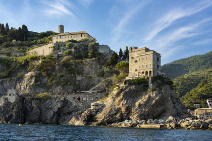 Italie, Ligurie, Cinque Terre, parc national des Cinque Terre classé Patrimoine Mondial de l'UNESCO, village de Monterosso al Mare, la Tour Aurora du XVIème siècle sous les ruines du chateau et le monastère