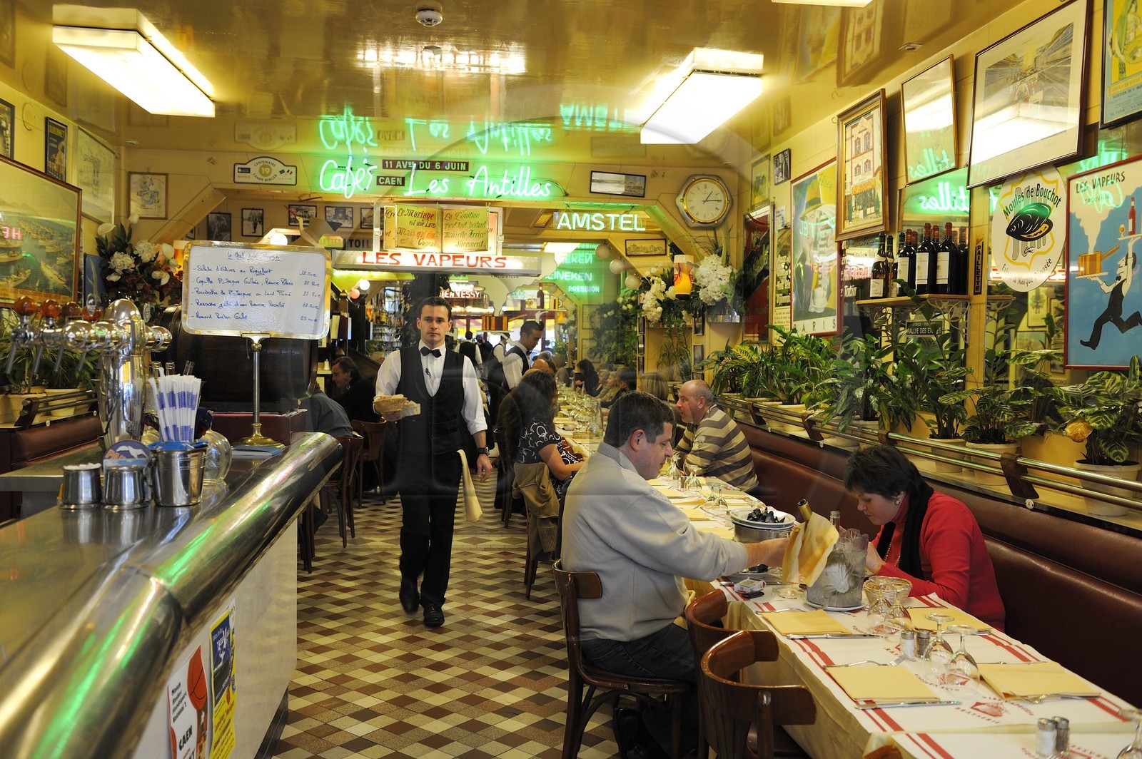 France, Calvados (14), Pays d'Auge, Trouville-sur-Mer, restaurant Les Vapeurs dont la spécialité est la moule-frite