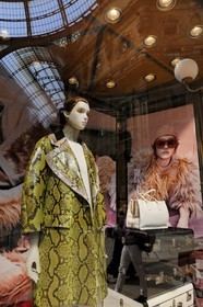 Italie, Lombardie, Milan, la galerie Vittorio Emanuele II, boutique de luxe Prada