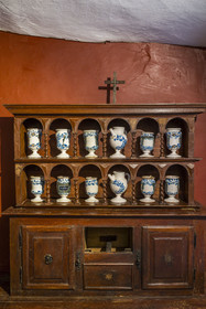 France, Côte-d'Or (21), Moutiers-Saint-Jean, Hôpital Saint-Sauveur, hospice de charité fondé à la fin du XVIIe siècle,  une collection de plus de 200 pots de faïence, chevrettes, bouteilles et piluliers subsiste sur les étagères de l’apothicairerie