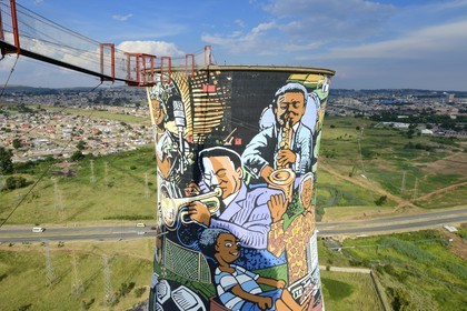 Afrique du Sud, province de Gauteng, Johannesburg, Orlando Towers qui dominent le quartier d'Orlando du township de Soweto, une des deux tours de refroidissement de la centrale d'Orlando