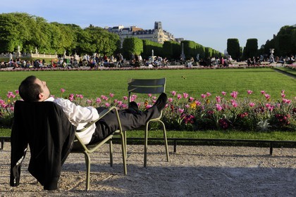 France, Paris (75), jardin du Luxembourg, sieste sur une chaise