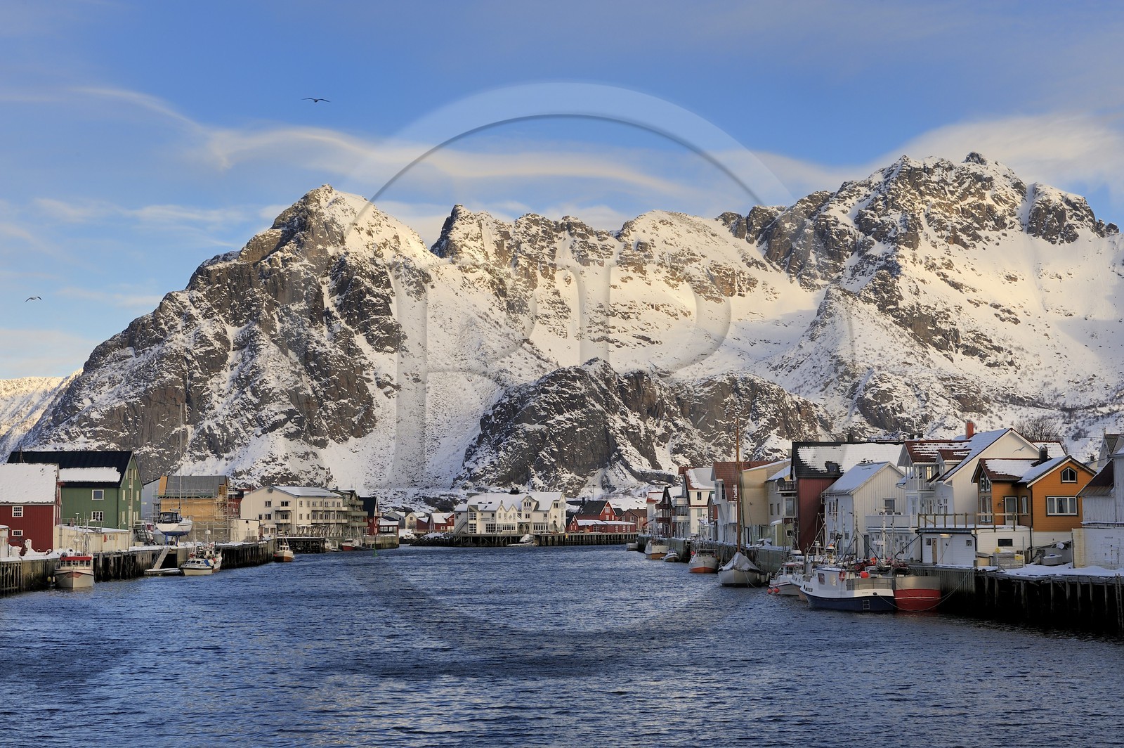 Norvège, Nordland, Iles Lofoten, le port de pêche (petite Venise) de Henningsvaer sur l'Ile de Vagan Norvège, Nordland, Iles Lofoten, le port de pêche (petite Venise) de Henningsvaer sur l'Ile de Vagan