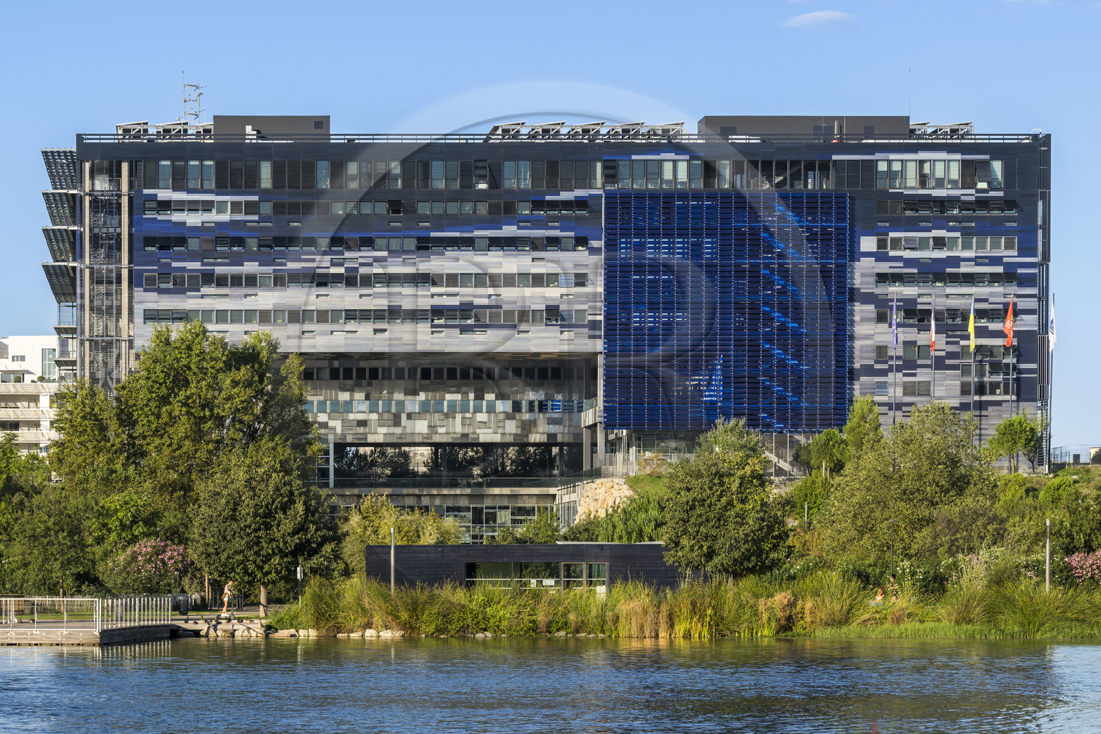 France, Hérault (34), Montpellier,  quartier de Port Marianne, l'Hotel de Ville conçu par les architectes Jean Nouvel et François Fontès et le Bassin Jacques Coeur au premier plan
