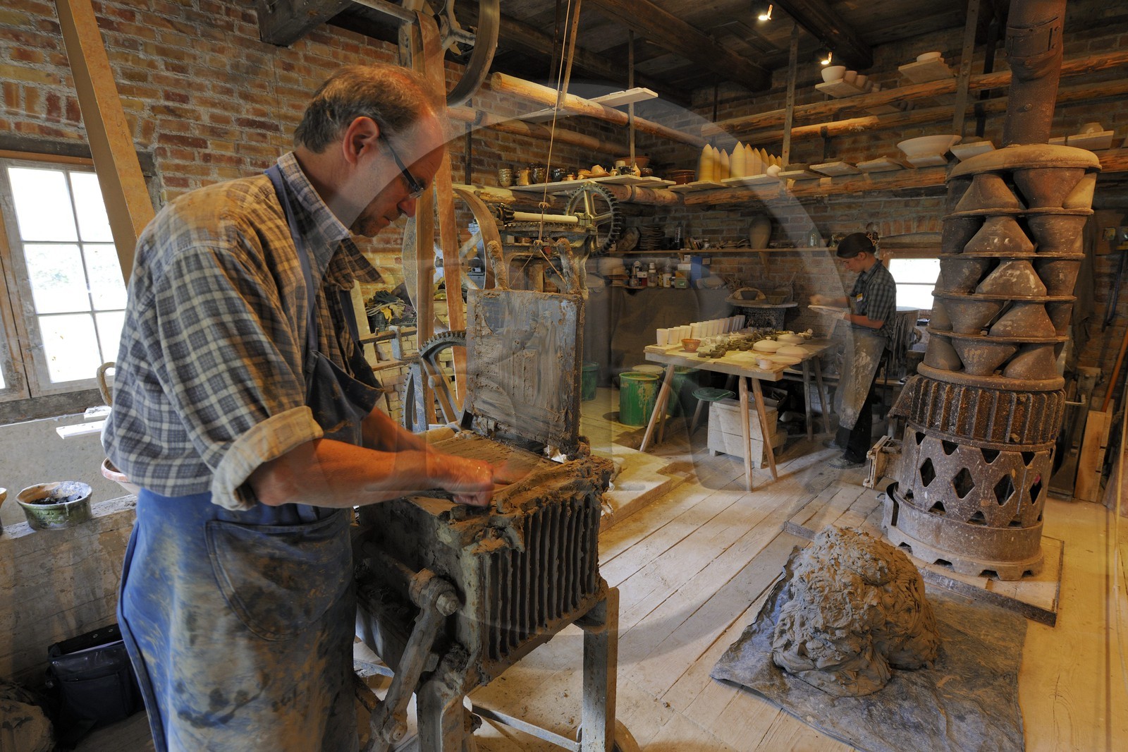 France, Haut-Rhin (68), Ungersheim, écomusée d'Alsace, le potier Gilles Hacker dans son atelier