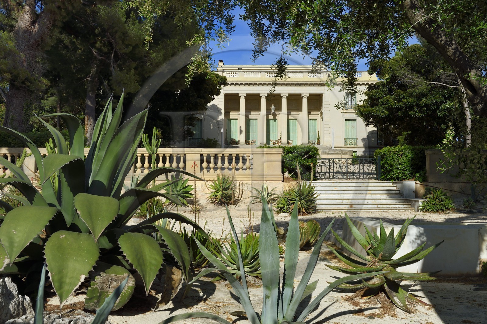 France, Alpes-Maritimes (06), Antibes, Cap d'Antibes, la villa Eilen Roc longée par le sentier du Littoral à l'Anse de l'Argent Faux