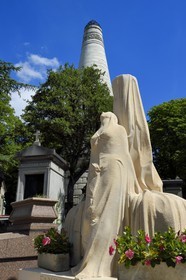 France, Paris (75), cimetière du Père-Lachaise, tombe de la famille Guibout en premier plan et la colonne de 21 mètres de haut de la tombe de Félix de Beaujour en arrière plan