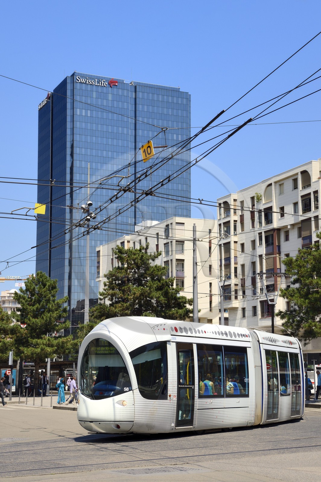 France, Rhône (69), Lyon, tramway devant la Tour Swiss Life