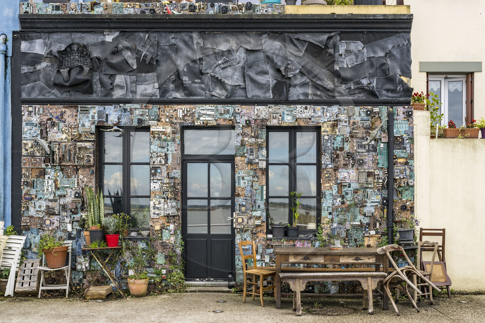 France, Loire-Atlantique (44), Paimboeuf, la maison de l'artiste Dominique Leroy décorée avec des milliers de composants électroniques, sur le quai Sadi Carnot