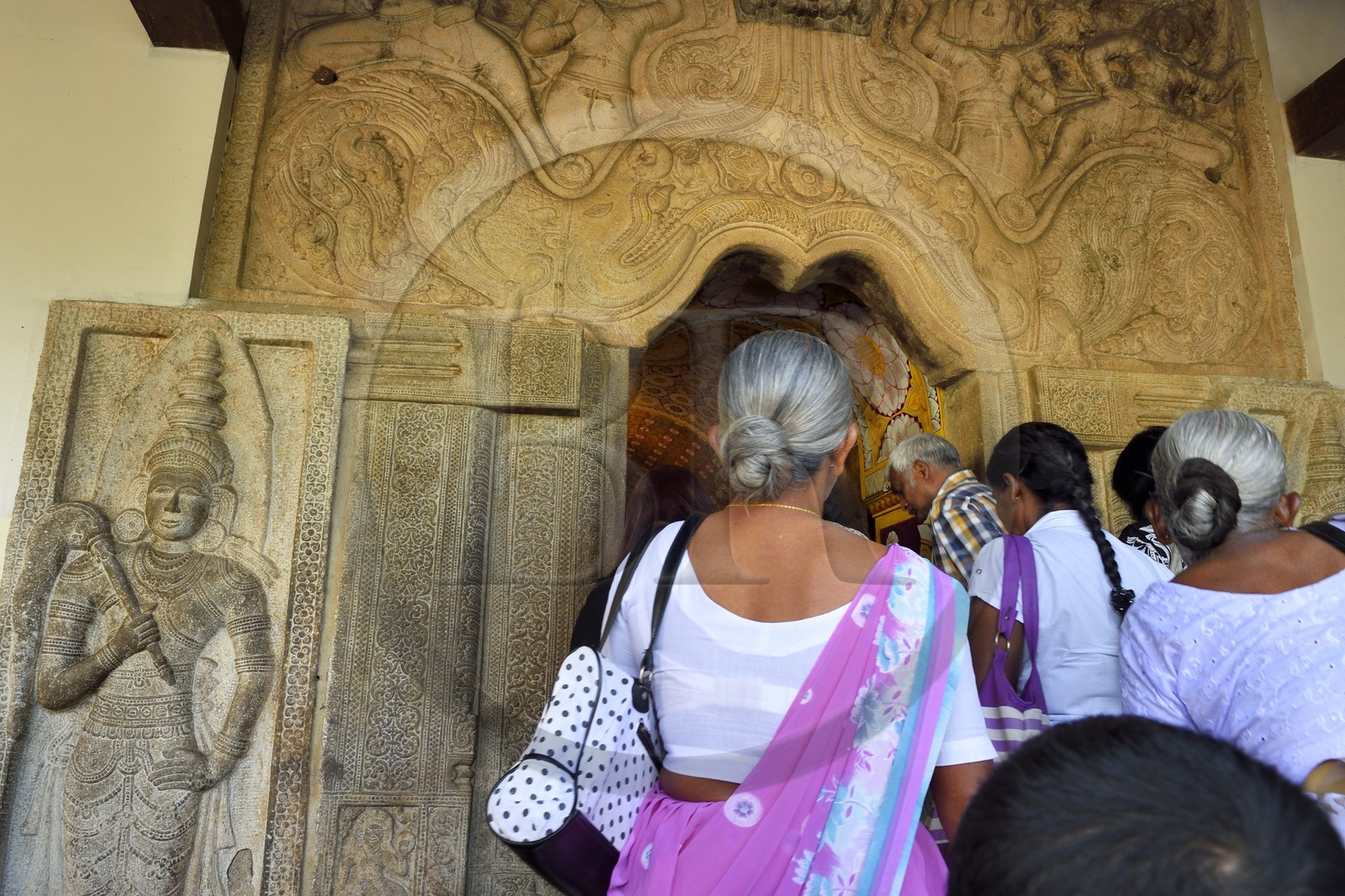 Sri Lanka, province du centre, Kandy, ville sacrée classée patrimoine mondial de l'UNESCO, Temple de la Dent de Bouddha (Sri Dalada Maligawa), couloir d'entrée et personnes apportant des offrandes