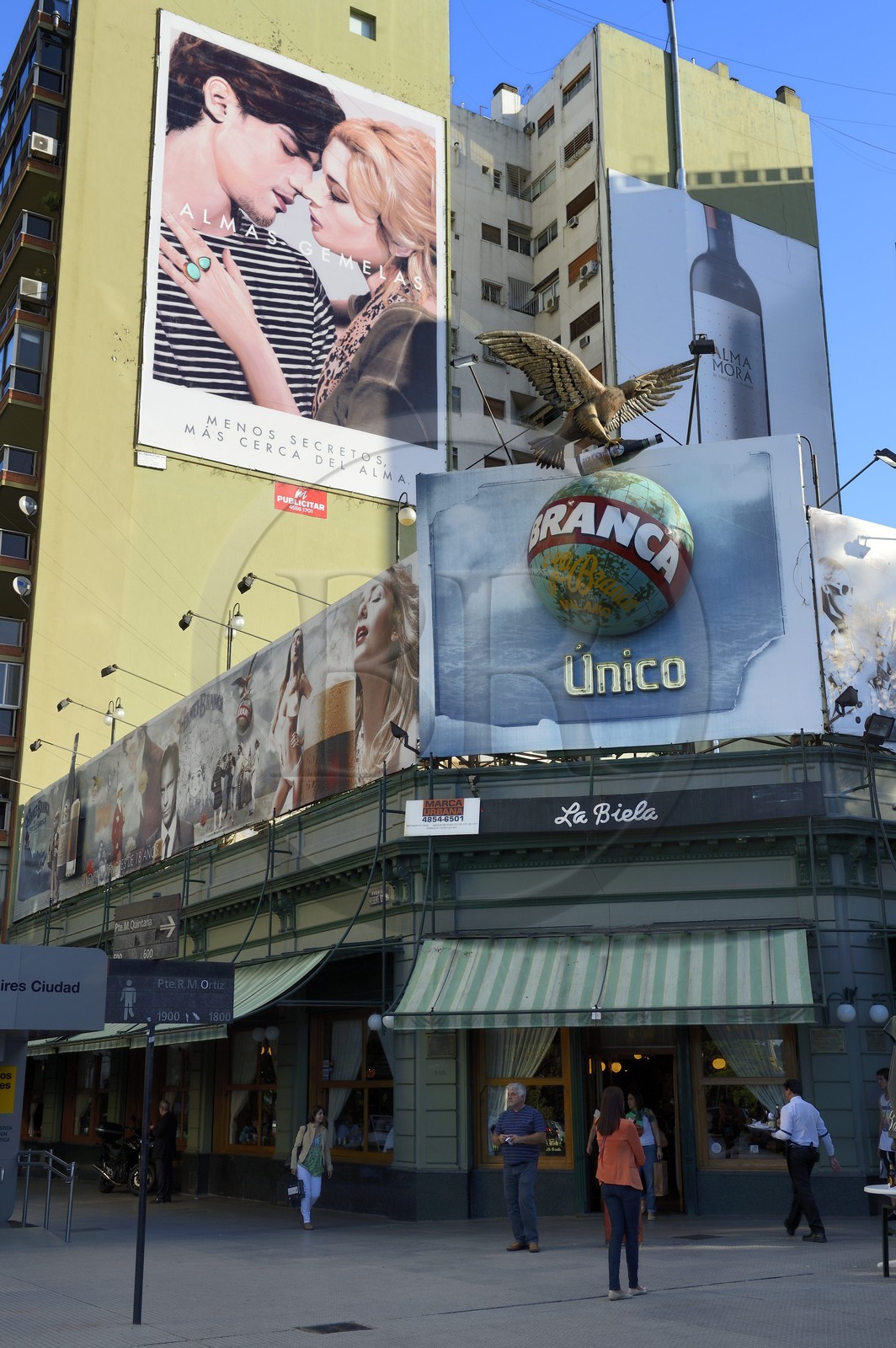 Argentine, Buenos Aires, quartier de la Recoleta, panneaux publicitaires et café