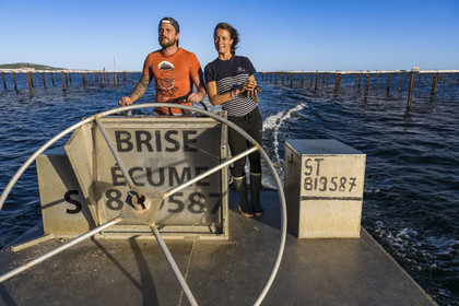 France, Hérault (34), Etang de Thau, Mèze, les producteurs de coquillages Quentin et Emmeline