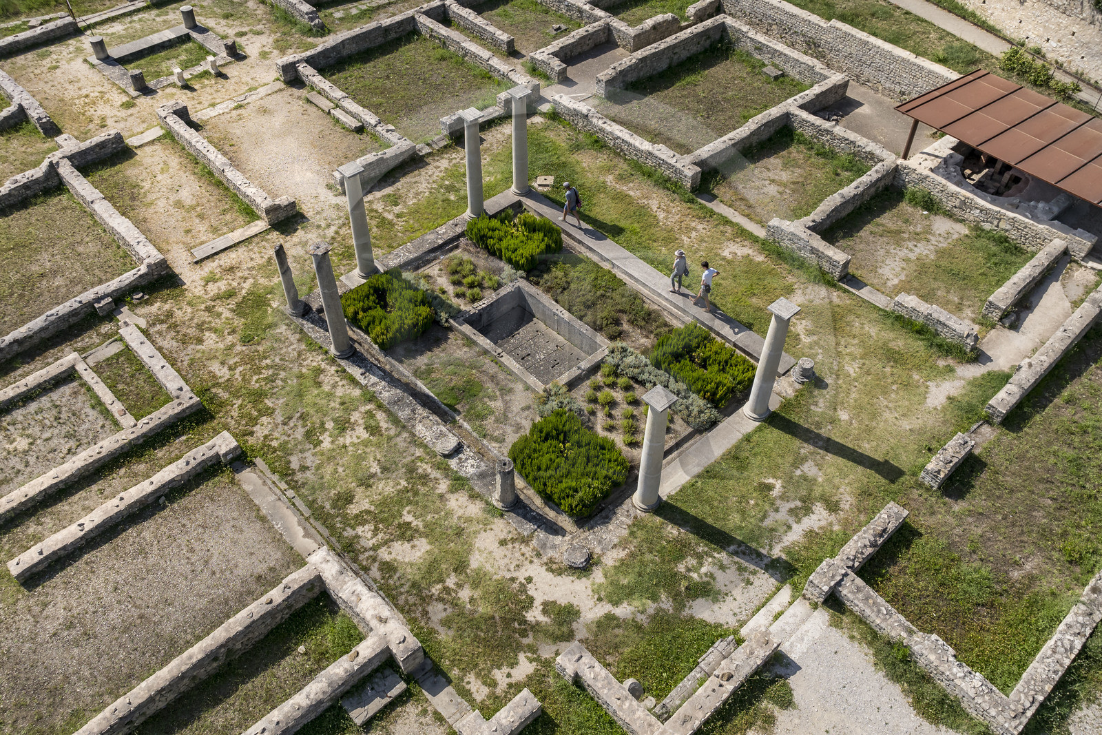 France, Vaucluse (84), Vaison-la-Romaine, site archéologique de la Villasse, vestiges de la Maison au Dauphin dont on distingue l’impluvium (vue aérienne)