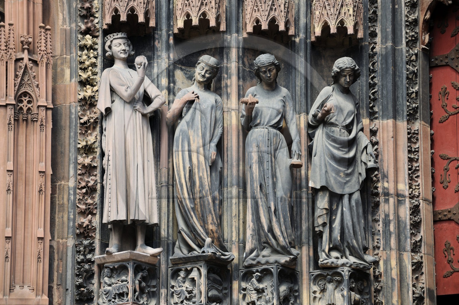 France, Bas-Rhin (67), Strasbourg, la cathédrale Notre-Dame, la façade occidentale, les Vierges Folles sur le portail de droite