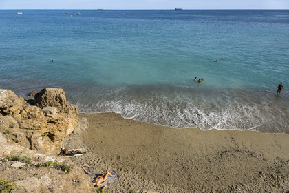 France, Hérault (34), Sète, crique de l'Anau - la Conque avec une plage de sable fin et d’eau turquoise située aux pieds des falaises de la ville