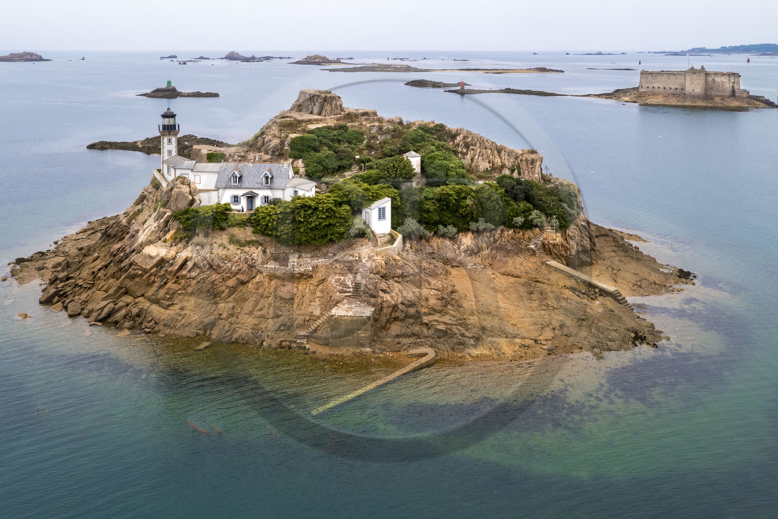 France, Finistère (29), Baie de Morlaix, Carantec, l'Ile Louët et son phare, le chateau du Taureau construit par Vauban en arrière plan (vue aérienne)