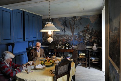 Portugal, région du Minho, Guimaraes, la Casa de Sezim, maison vinicole et d'hôtes, la cuisine décorée par le papier peint d'origine (vers 1850) de la manufacture Jean Zuber de Rixheim en Alsace