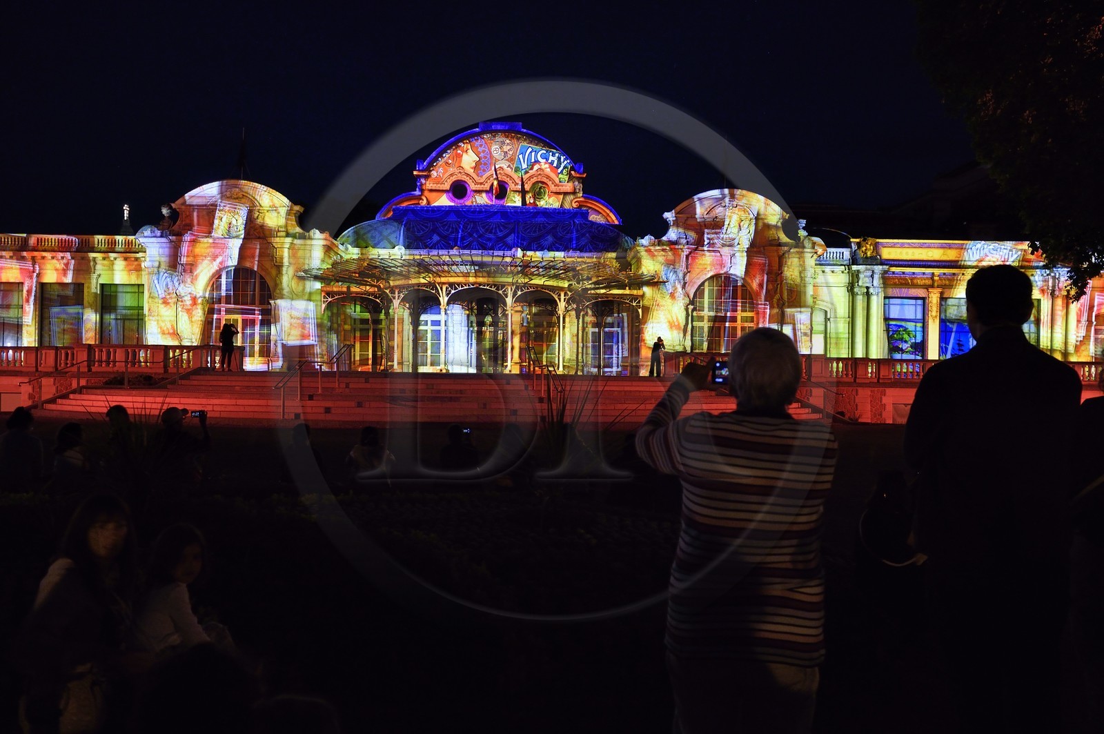 France, Allier (03), Vichy, projection d'images sur les facades du Palais des Congrès et Opéra dans le parc des Sources