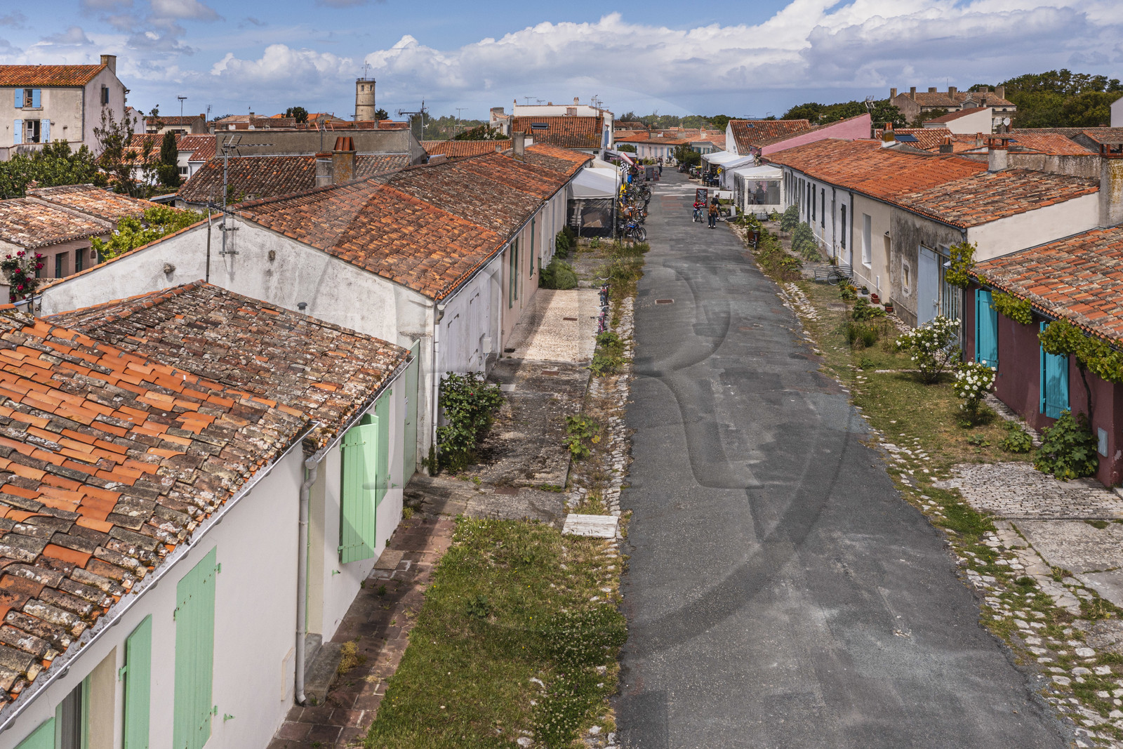 France, Charente-Maritime (17), Ile d'Aix, le bourg, anciennes maisons de pêcheurs dans la rue Marengo (vue aérienne) France, Charente-Maritime (17), Ile d'Aix, le bourg, anciennes maisons de pêcheurs dans la rue Marengo (vue aérienne)