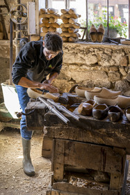 France, Nièvre (58), Parc naturel régional du Morvan, Gouloux, établissement Marchand (scierie, saboterie et boissellerie), Pierre Marchand dans l'atelier de la saboterie