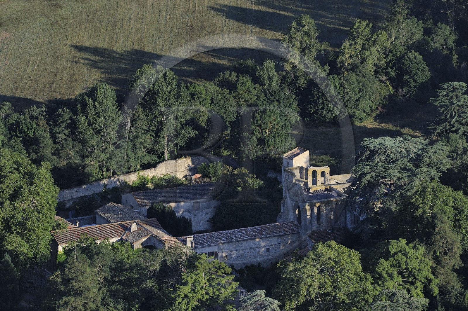 France, Aude (11), Saint-Martin-le-Vieil, ancienne abbaye cistercienne de Villelongue (vue aérienne)