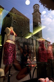 Italie, Vénétie, Vérone, Piazza Erbe, tour des Lamberti se réfléchissant dans une boutique de mode
