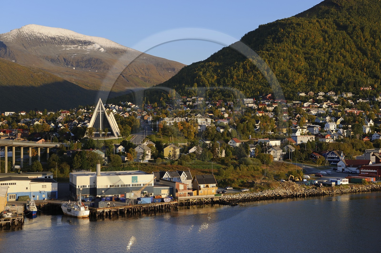 Norvège, Troms, ville de Tromso, la cathédrale Arctique et le mont Tromsdalstind (1238 m) en arrière plan