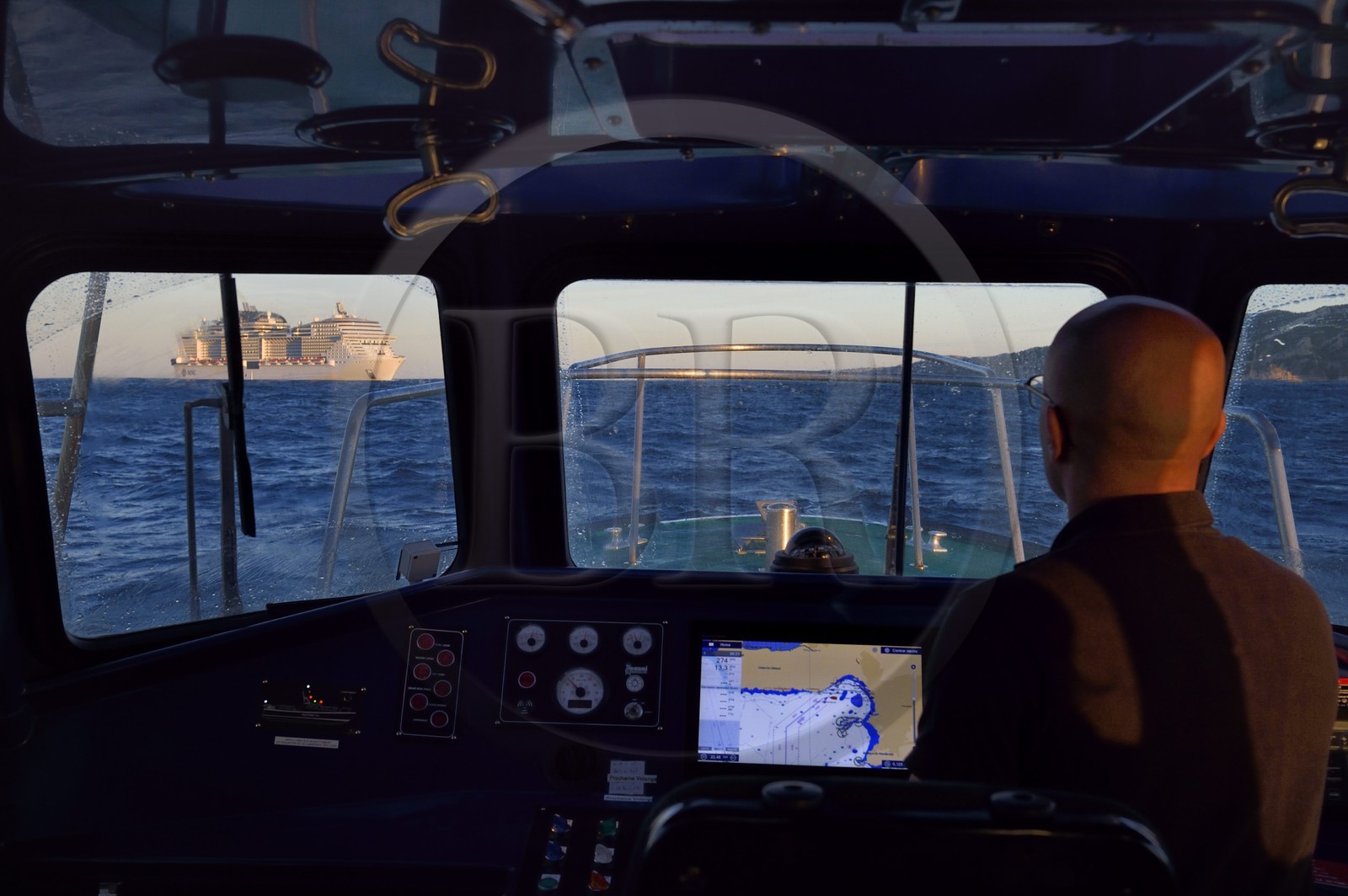 France, Bouches-du-Rhône (13), Marseille, le patron de Pilotine Sylvain rejoignant un bateau de croisière