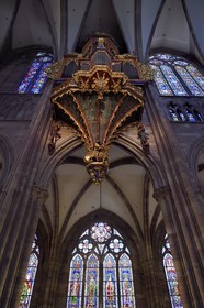 France, Bas-Rhin (67), Strasbourg, vieille ville classée au Patrimoine Mondial de l'UNESCO, la cathédrale Notre-Dame, le grand orgue qui domine la nef, l'automate appelé le Rohraffe (aussi Bretzelmann) à droite sous le grand orgue, de là les fidèles et le clergé se faisait insulter lors des offices des fêtes de la Pentecote, sur la gauche un héraut porte à sa bouche une trompette avec l’aide de cables tirés par l’organiste