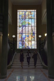 France, Alpes-Maritimes (06), Nice, quartier des Baumettes, l'immeuble Art déco Le Gloria Mansions, le grand hall d'entrée, vitrail dessiné par Lassale et représentant un paysage maritime pointilliste avec jusqu’à 5000 pièces de mosaïque de verre au mètre carré