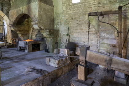 France, Côte-d'Or (21), Marmagne, l'abbaye cistercienne de Fontenay classée au Patrimoine Mondial de l'UNESCO, forge hydraulique du XIIe siècle, reconstitution d’un martinet, un gros marteau à bascule autrefois mû par l’énergie hydraulique pour forger le fer