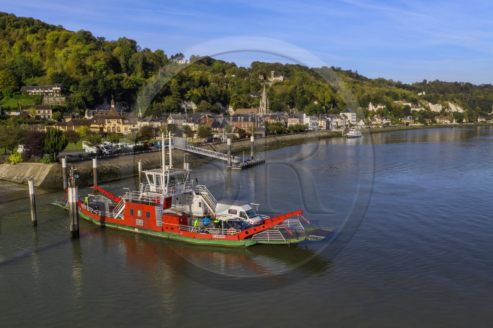 France, Seine-Maritime (76), Parc naturel régional des Boucles de la Seine normande, traversée du bac auto au village de La Bouille (vue aérienne)