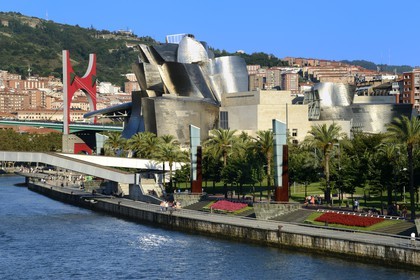 Espagne, Biscaye, Pays Basque espagnol, Bilbao, le musée Guggenheim de l'architecte Frank Gehry et Pont de La Salve avec l'installation de l'artiste français Daniel Buren Les Arches Rouges en arrière plan