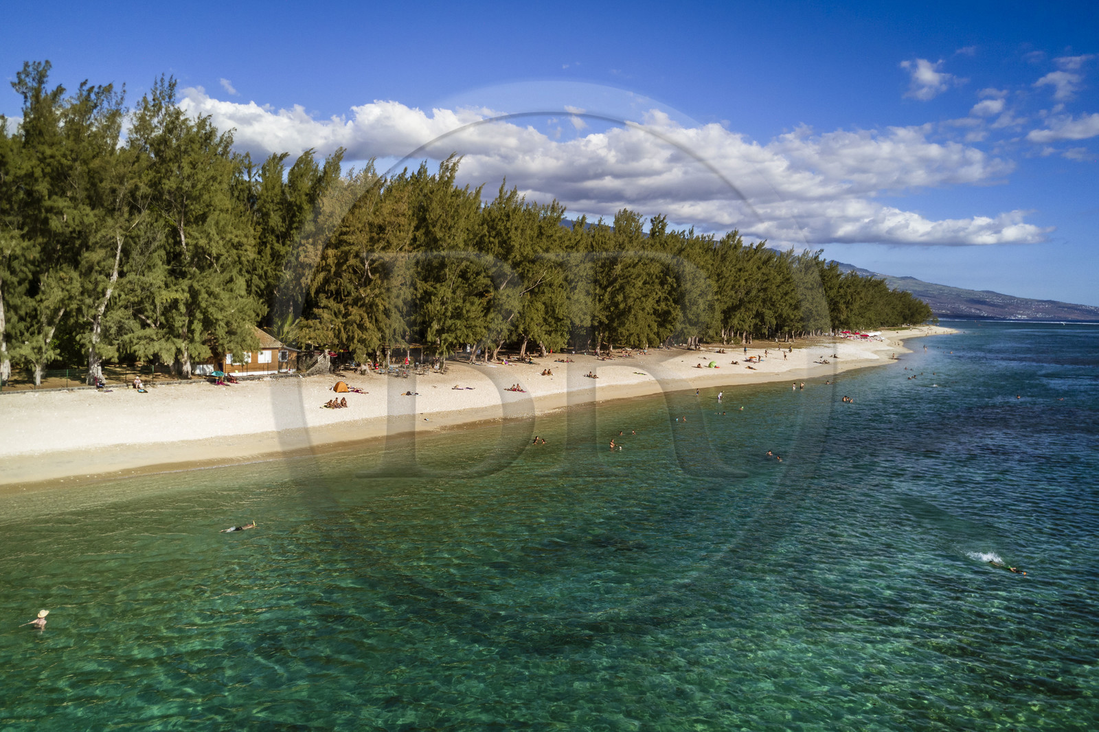 France, île de la Réunion, la Cote Ouest, plage du lagon de Saint-Gilles-Les-Bains à l'Ermitage-les-Bains, bordée par des filaos (vue aérienne)