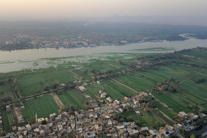 Egypte, Haute Egypte, vallée du Nil, Louxor, un village de la rive ouest et le Nil en arrière-plan (vue aérienne)