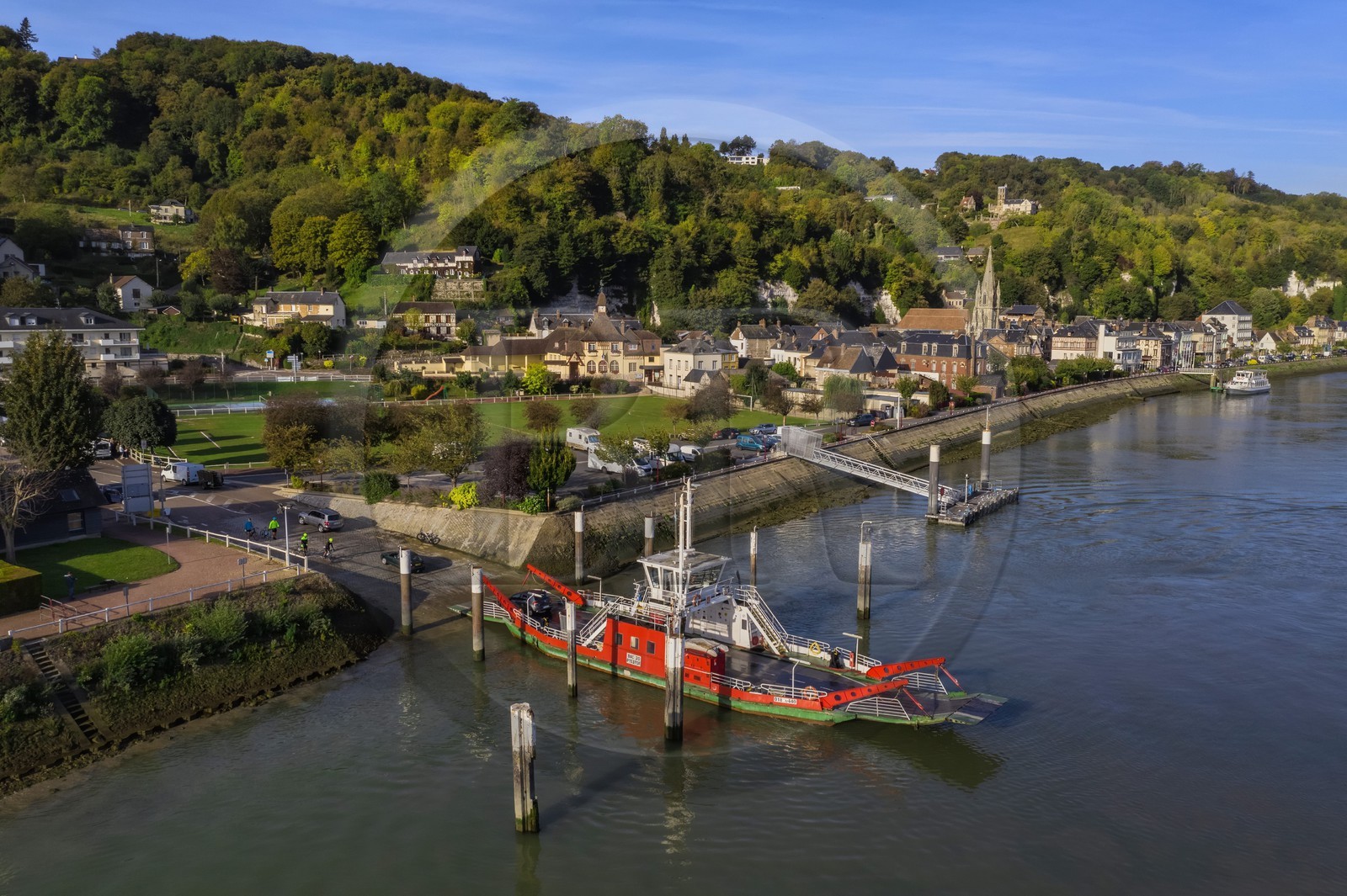 France, Seine-Maritime (76), Parc naturel régional des Boucles de la Seine normande, traversée du bac auto au village de La Bouille (vue aérienne)