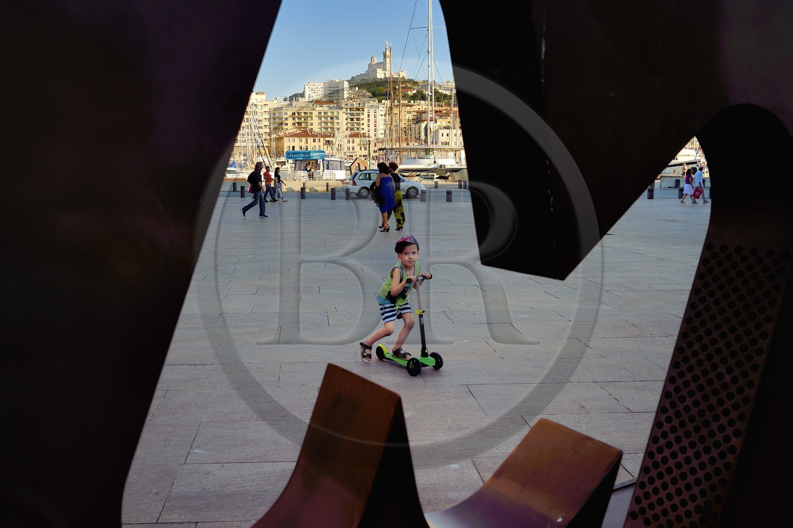 France, Bouches-du-Rhône (13), Marseille, Le Vieux Port, le M de Marseille au premier plan et Notre-Dame de la Garde